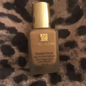 Säljer en foundation från Estée Lauder- Double wear foundation, 30 ml i färgen ”3W1 Tawny”. Ca 90% är kvar i flaskan och den är ytterst lite använd. Nypris ca: 375kr 💄🥰