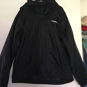 Regn jacka  - Säljer denna då jag ej använder längre + är för liten. Skicket är bra   Storlek: 146/152 