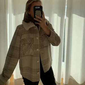 Jacka från & other Stories strl 42 - Säljer jacka från & other Stories i strl 42, själv är jag en 36/38 men gick upp i storlek för att kunna ha hoodie under💕 Eftersom den är i ull är den varm på vinter och höst🍂☃️ Den kostade 1300kr i affär men säljer för 550kr (kommer tillkomma frakt) 