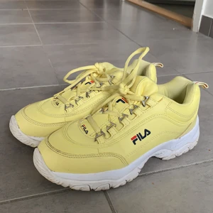 FILA skor - Gula, super fräna skor från FILA. Använd ett par fåtal gånger. Nypris:700 kronor