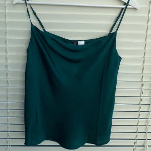 Grön top - En superfin top i en mörkgrön färg. Färgen gör sig inte bra på bild, men skulle säga att den syns bäst på sista! pris: 100kr(priset är inkl frakt!)💖🧚🏼‍♀️⚡️