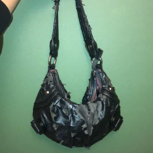 Handväska  - Riktigt sliten väska köpt här på Plick. Har använts fåtal gånger men fick den ungefär så här. Köpte den för 100, är öppen för pris förslag. Fin modell men slitten, tänkte att någon kanske vill ha den ändå. Köparen betalar frakt 💜