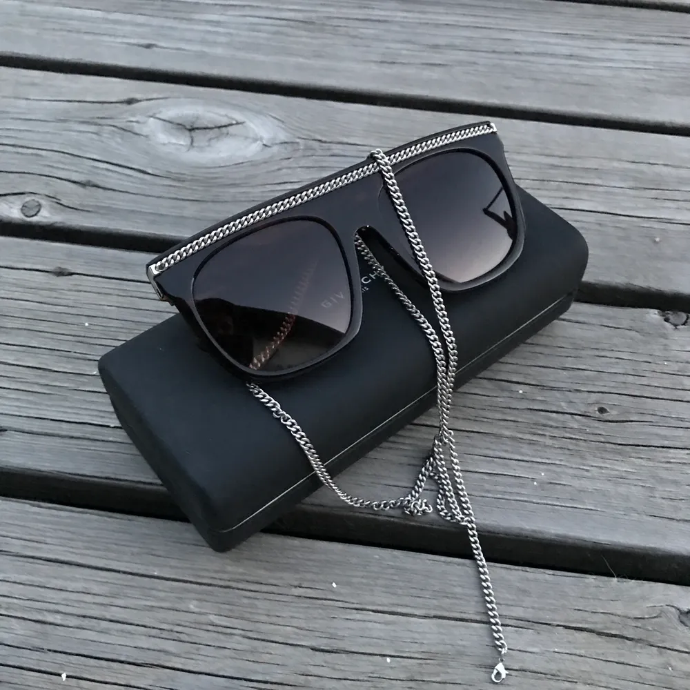Snygga solglasögon av Stella McCartney. Knappt använda därmed vill att ngn kan ge dem bra användning 😄😄 Har authentic kort oxå. Accessoarer.