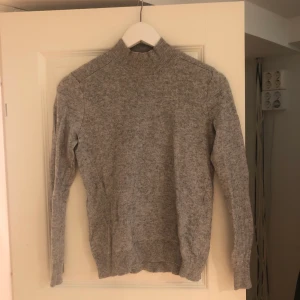 Fin stickad tröja - Nästan aldrig använd. Bra kvalite. Orginal pris: 500 kr