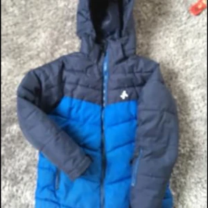 Ytterkläder  - Vinterjacka 134/140 i befintligt skick ( skav på mudd längst ner Arm annars inget ) 130kr  2. Vindjacka turkos svart Stl 158 fint skick 130kr 3. Rosa vindjacka Stl 122/128 fint skick 130kr  Kan skickas mot portokostnad 