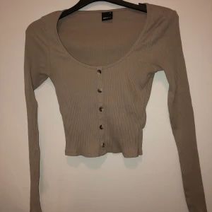 Crop top - Jätte söt crop top tröja från Gina Trico. Bud från 60kr ❤️ direkt köp på 120kr ✨
