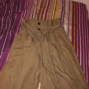 byxor  - den blev liten på mig. Den är skön och såna byxor är inte kvar på h&m tror jag. Skriv om ni undrar nåt svarar direkt💖 (priset kan diskuteras💕)