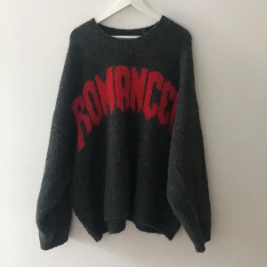 Weekday - En oversized grå tröja från weekday med snyggt tryck!! Nästan aldrig använd! ❤️ Står storlek S men är mycket större, den sitter löst på mig och jag är vanligtvis storlek M! 