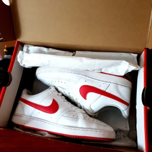 Nike skor - Använda max 5 gånger. Köparen står för frakt💖