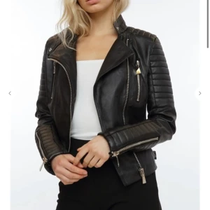 Chiquelle Moto Jacket  - Säljer nu denna jacka, köpt för 699kr men säljer för 150kr och köparen står för frakt. Jackan är i storlek S 