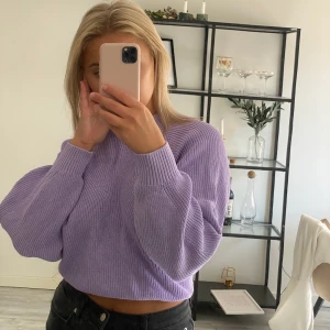 Lila tjocktröja - Säljer en supermysig lila tjocktröja från Weekday. Använd 1-2 gånger - tyvärr inte min stil längre. Ny-skick. Storlek S. Frakt:60kr. Bud i kommentarerna 💜