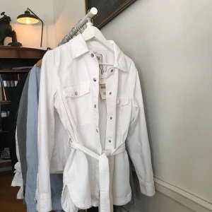 Vit jacka / jeansjacka från zara - Köpt för 1 månad sedan, lappen kvar/ aldrig använd. Köpt för 399kr