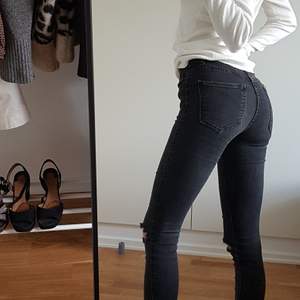 Gråa jeans modell Lisa från Gina tricot. Gjort egna hål på knäna! Frakt tillkommer!❤