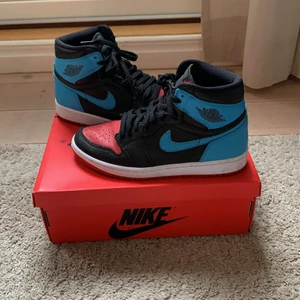 Nike jordan ”unc to chicago”  - Intressekoll på dessa *sparsamt* använda jordans! Köpta i Danmark i vintras när modellen var helt ny. (sista bilden lånad) Öppen för frågor och fler bilder om det så önskas. Lägg bud om intresserad. Påbörjad budgivning i kommentarerna. 