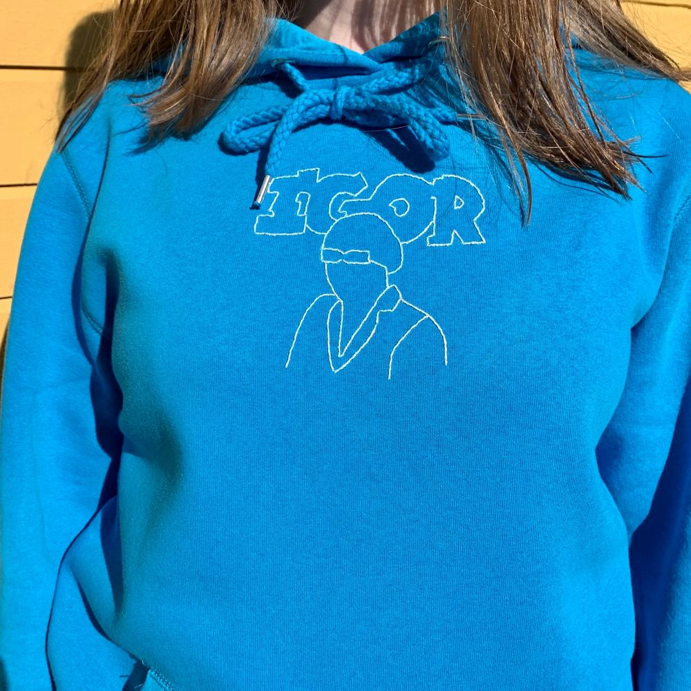 Ännu en handbroderad tröja, denna gång i ett tyler the creator Igor inspirerat motiv 💖 OBS SÅLD, hör av er om ni vill köpa en liknande 💖 Skisser på motiv finns, men skicka gärna egna förslag! 💖 Priset är oftast 300kr men kan variera💖. Tröjor & Koftor.