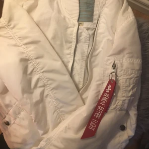 Alpha industries bomberjacka (vit) - Storlek xs, den är som ny. Inte använd så pas mycket. Köpt för 1400kr säljer för 700kr.