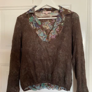 Tröja inhandlad i Köpenhamn storlek S - Fin tröja av märket Maje Paris i storlek 1/xs-s inhandlad i Köpenhamn och endast använd ett fåtal gånger. Köptes för 899kr. 