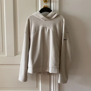 Nike fleece hoodie storek s - Tröjan är endas använd en gång och är ca 1 år gammal. Den har en magficka och färgen är ljusbeige. 