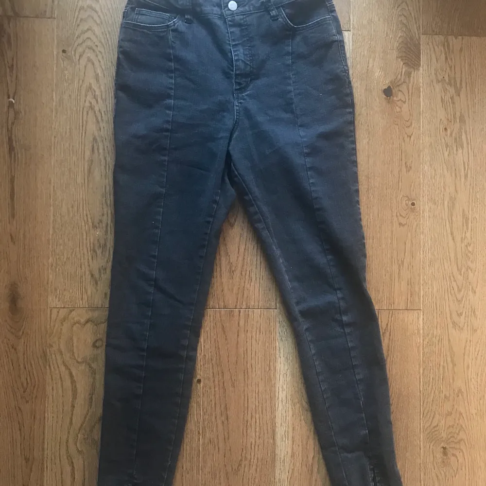 Säljer ett par jeans från na-kd strl 38, lite stretch, skönt material! Supersnygga med en liten slit fram på båda benen, och snygga sömmar som detaljer. . Jeans & Byxor.