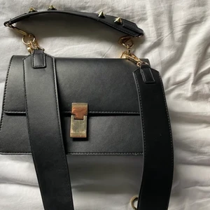 Väska från Gina - Superfin rymlig väska från gina, ingår kort och långt avtagbart band, lite repor på spännet som syns på första bilden annars som ny💞köpare står för frakr