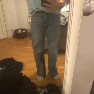 Monki jeans - Snygga monki jeans i modellen Yoko. Älskar de men de är för små, är ungefär en M och jeansen är 26 i midjan. Passar nog en S!