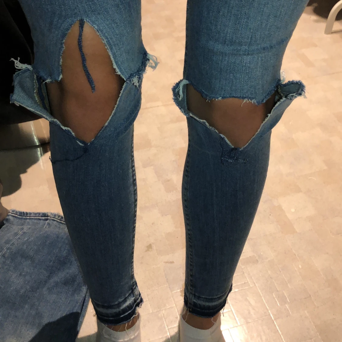 Blåa slitna jeans  - 91