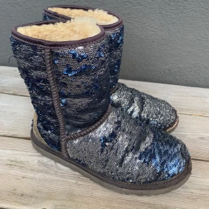 Glitter uggs  - Hej! Jag säljer ett par glitter uggs i stl 37! Tecken på användning finns ex vid tårna (men inget man tänker på)