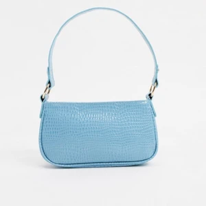 Asos väska - En ljusblå assnygg baguette inspirerad axelväska. Från asos och helt slutsåld. Sparsamt använd så i mycket bra skick. Köparen står för frakten💓💓💓