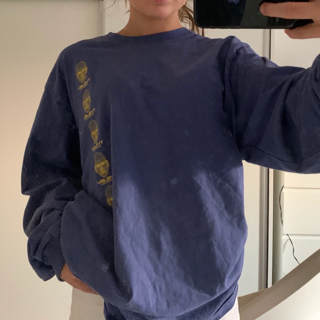 Blå långärmad tröja med tryck på