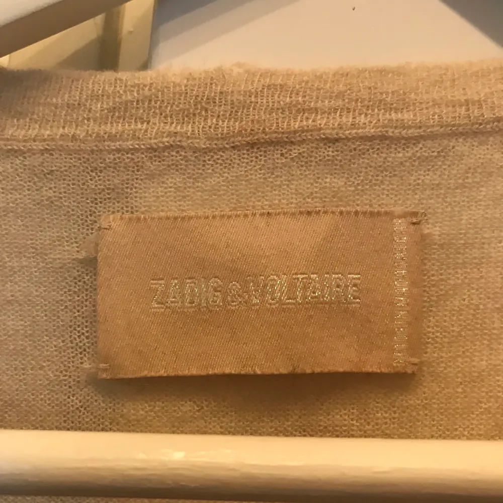 Säljer den här randiga cashmiretröjan från Zadig! En av mina favorittröjor men måste tjäna lite pengar så därför är jag tvungen att sälja den, tyvärr! Köpte för ca. 2500kr.. Tröjor & Koftor.