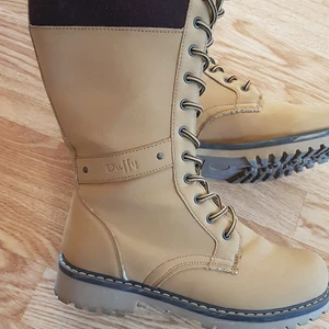 Duffy stövlar - Fodrade stövlar från Duffy i storlek 40, varma och sköna. Använda 2-3 gånger och är i nyskick. Nypris 699kr. Säljer för 400 kr🌸