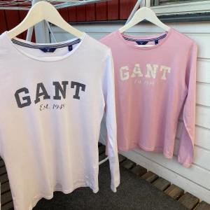 Långärmade gant tröjor - Långärmade tröjor från gant säljes, en vit och en rosa. Den vita är ganska använd men i bra skick och den rosa är använd max 3 gånger. Säljer 1 för 80 kr eller båda för 150 kr!