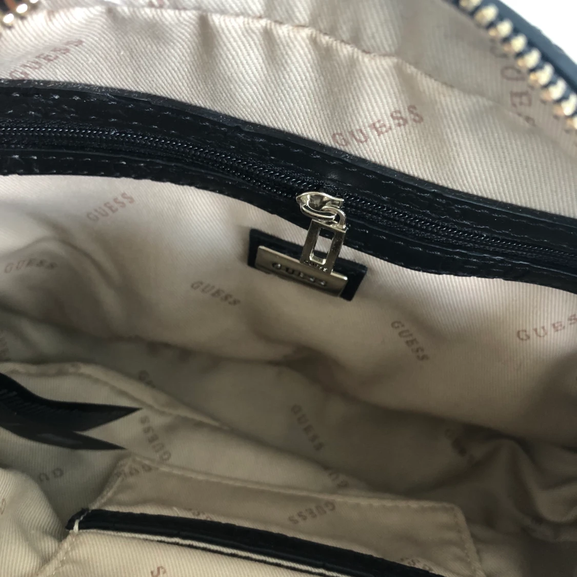 En svart superfin GUESS Crossbody och Axelremsväska. Sparsamt använd, är som ny.  - 90