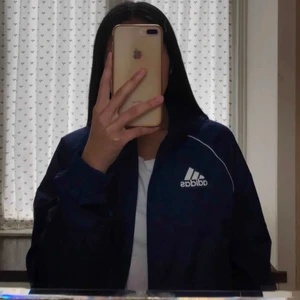 Vindjacka från Adidas 🤍 - SKITCOOL vindjacka från Adidas. Älskar den här vindjackan så mycket, den är praktisk och skön! Inga defekter alls! Passar storlekar upp till L. Ber om ursäkt för bara en bild, kom du för mer <3