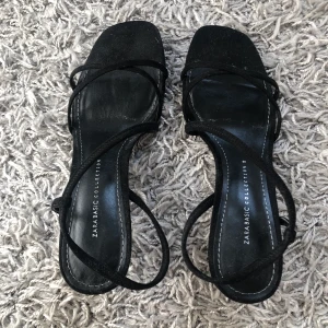 Stilettklackar/ sandaletter - Stilettklackar köpta på Zara, nyskick. 💜