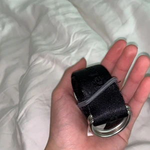 Skärp - Skärp det första är från Gina och är onesize så alla olika storlekar kan ha den, det är inga hål på dem utan sånna skär som va trendiga för ngt år sen, bild 1 gina, 90kr+frakt bild 2 h&m 50kr +frakt