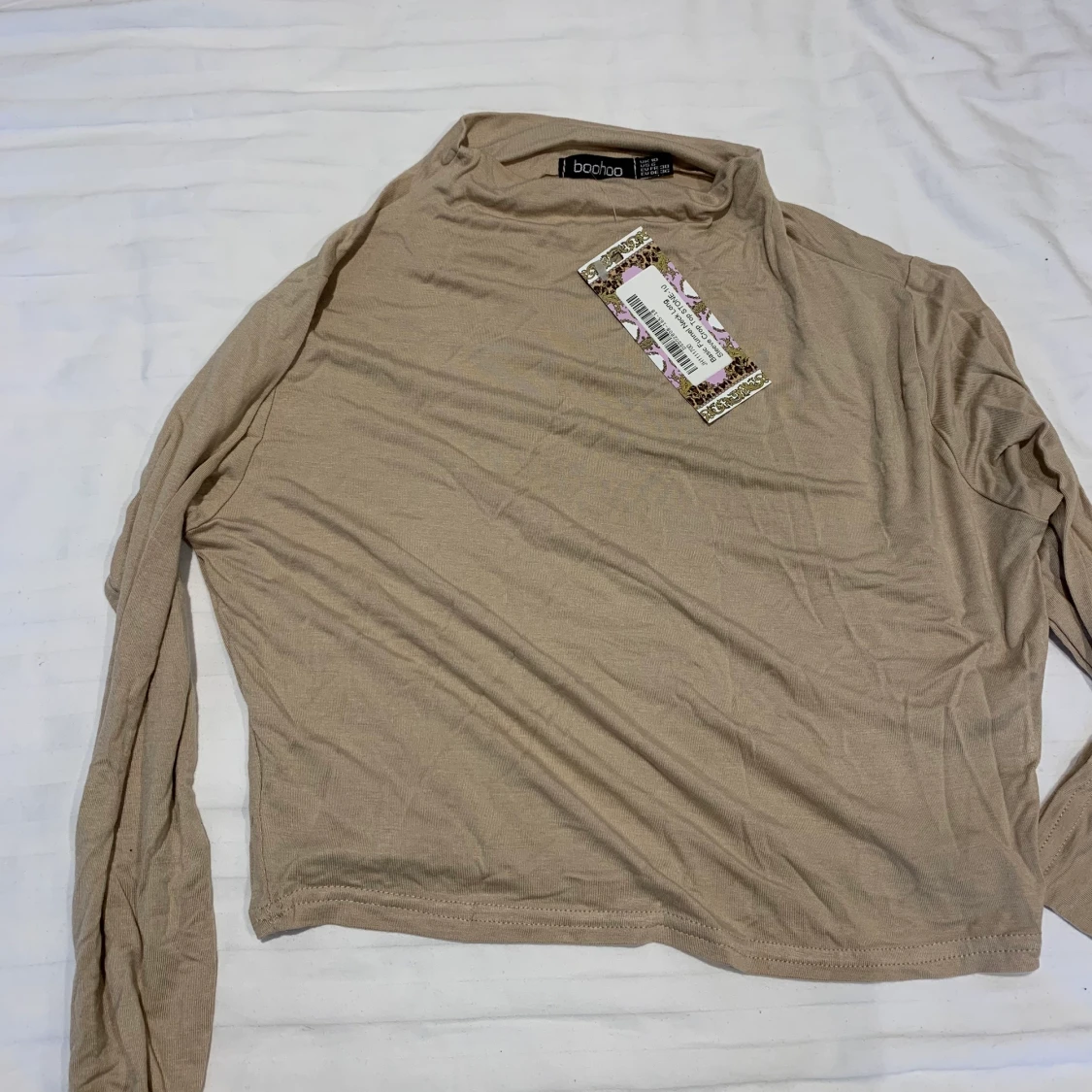 Snygg croptop i camel färg från BooHoo - 90