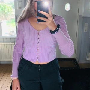 Trendig kofta - Sjukt söt kofta i mjukt material. Väldigt fina pärlspännen. Köpt på Plick. Verkligen så fin! Stretchig i materialet! Pärlorna går att knäppa upp också så att tröjan blir en kofta💕 Fotar när jag postar