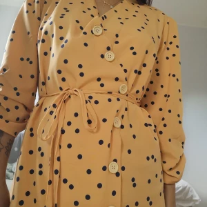 Gul och prickig klänning ✨ - Superfiiiin klänning I storlek One size men passar de med XS-S. Klänningen går ner strax nedanför  knäskålen på mig. Jag är 158cm. Köp för tusan 😍 