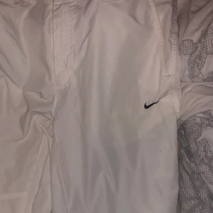 Nike byxor  - Nästan helt oanvända säljer pga att de inte passar mig längre. Storlek 38 passar 36