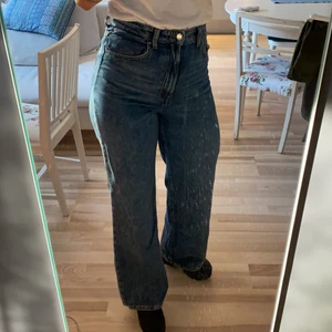 Blåjeans från HM - High waist och Wide leg , en härlig 70 tals känsla , väldigt mjuka i tyget. Säljer pga för små för mig. Frakt tillkommer .