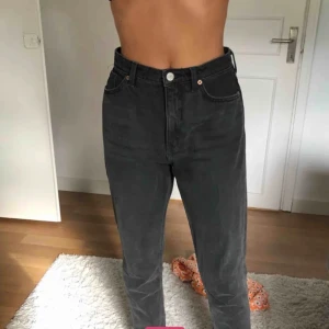 Kimono jeans  - Monki kimono jeans ”high relaxed” i strl 28 sitter snyggt lite löst på mig som vanligtvis bär 27.                                 Min jeans som säljes pga de inte används! En av sömmarna i bälthålen har gått av! Köparen står för frakt! 💕💞💓💗 skriv om du har frågor eller funderingar 