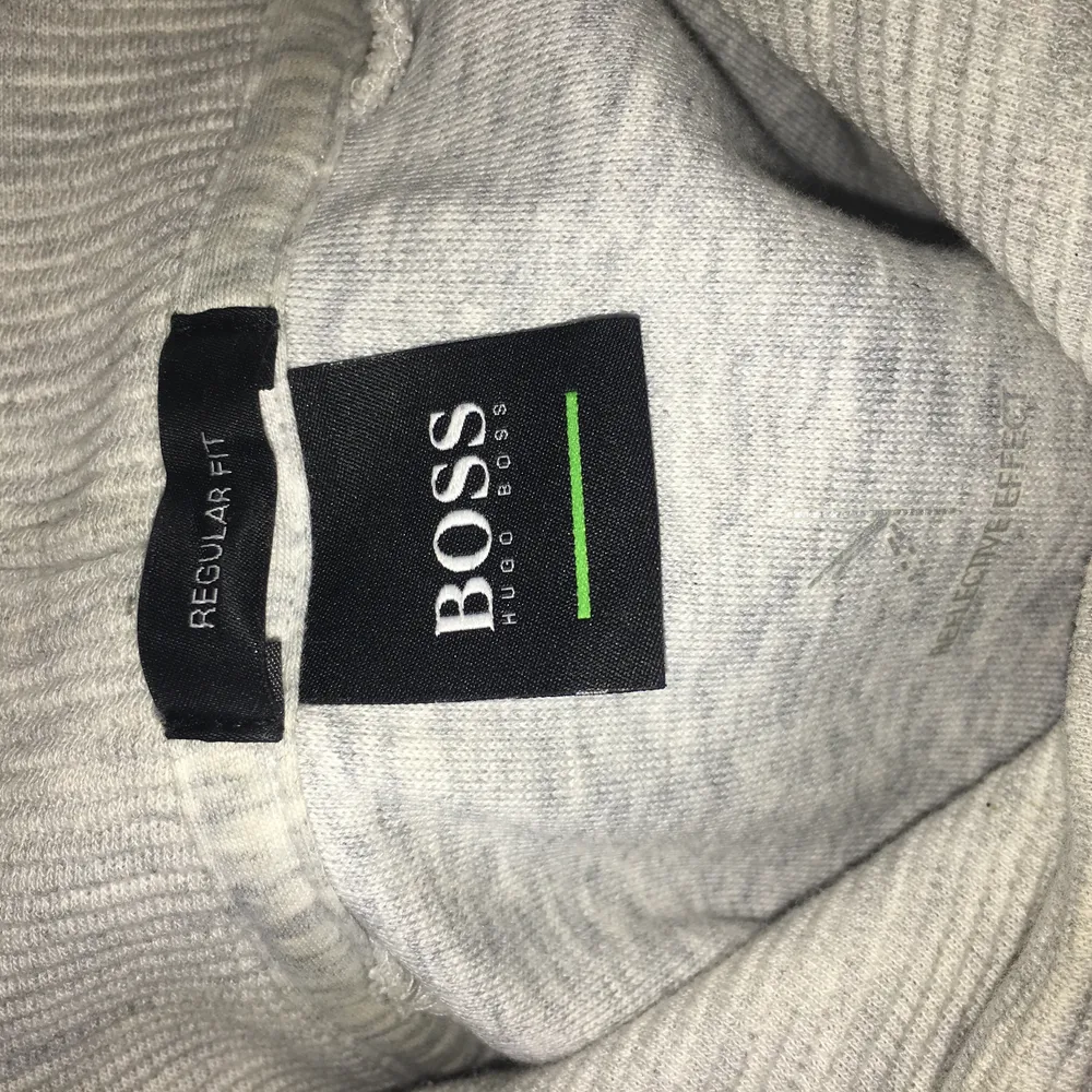 Säljer min Hugo Boss ”Soody” hoodie då jag har bytt stil. Jag köpte den från Zalando 2019 och digitalt kvitto går att hitta. Den går inte att hitta i butik längre.  Storlek Herr Medium.. Hoodies.