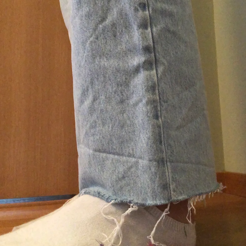 Säljer mina vida zara jeans. Har klippt av de och se sista bilden för hur de ser ut (172cm är jag). Jeans & Byxor.
