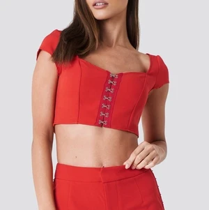 ❤️ Röd topp - Otroligt snygg modell från NAKD, med supersnygga detaljer som kan öppnas till önskemål, tyvärr för liten för mig. Magtröja storlek 32