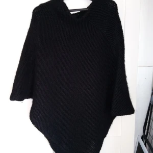 Poncho  - Snygg stickad poncho från French Connection