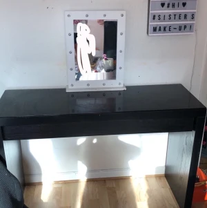 Sminkbord med spegel - Säljer ett sminkbord med spegel för 400kr. Nypris 1000kr 