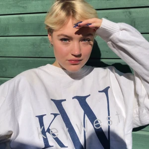 En vit skitsnygg tröja från second hand  - Den är oversized as ball!!!