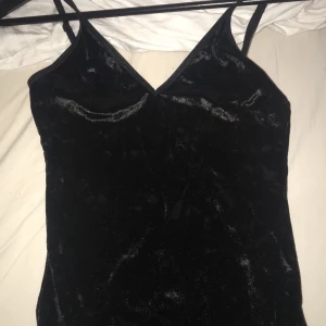 Svart body från bikbok  - Storlek xs, köpt för ca ett år sedan, sitter riktigt bra men har nästan aldrig blivit använd. Bekväm med öppen rygg. 