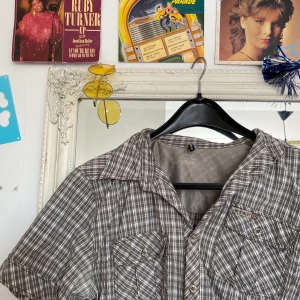 Rutig skjorta  - Frakt: 66kr💞💞 hör av dig om du är intresserad 💞